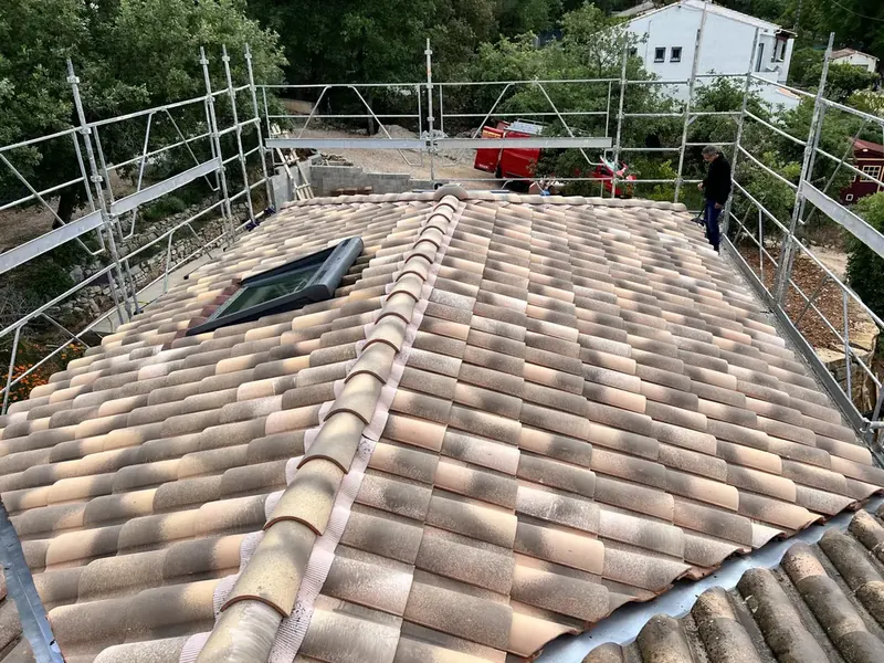Toiture en tuiles avec fenêtre de toit