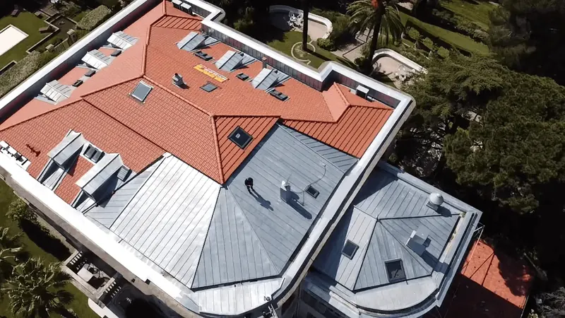 Toiture tuiles et zinc vue aérienne