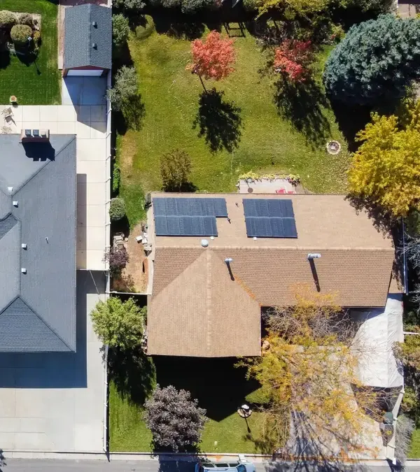 Maison équipée de panneaux solaires vue du ciel